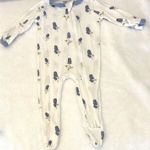 Kyte BABY Zippered Footie in Bluebonnet print.